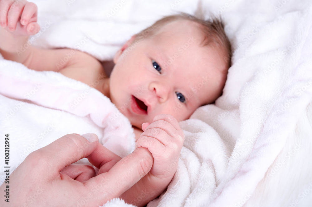 Kleines Baby greift nach Finger der Mutter Kleines Baby greift nach Finger der Mutter