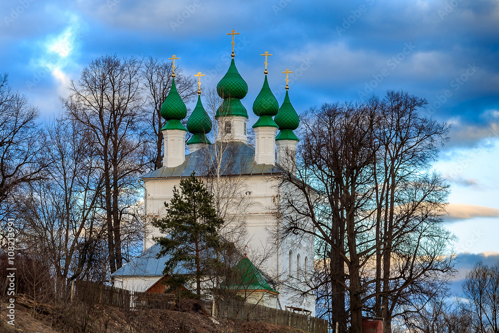 Православный храм на холме на фоне разноцветных облаков - obrazy, fototapety, plakaty 