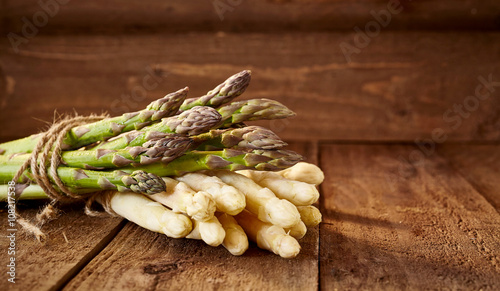 Cuadro en lienzo Two bunches of various green and white asparagus
