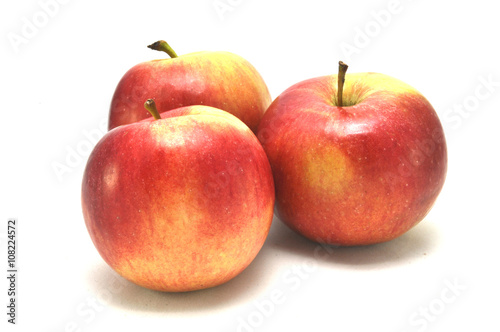 Красные яблоки на белом фоне крупным планом