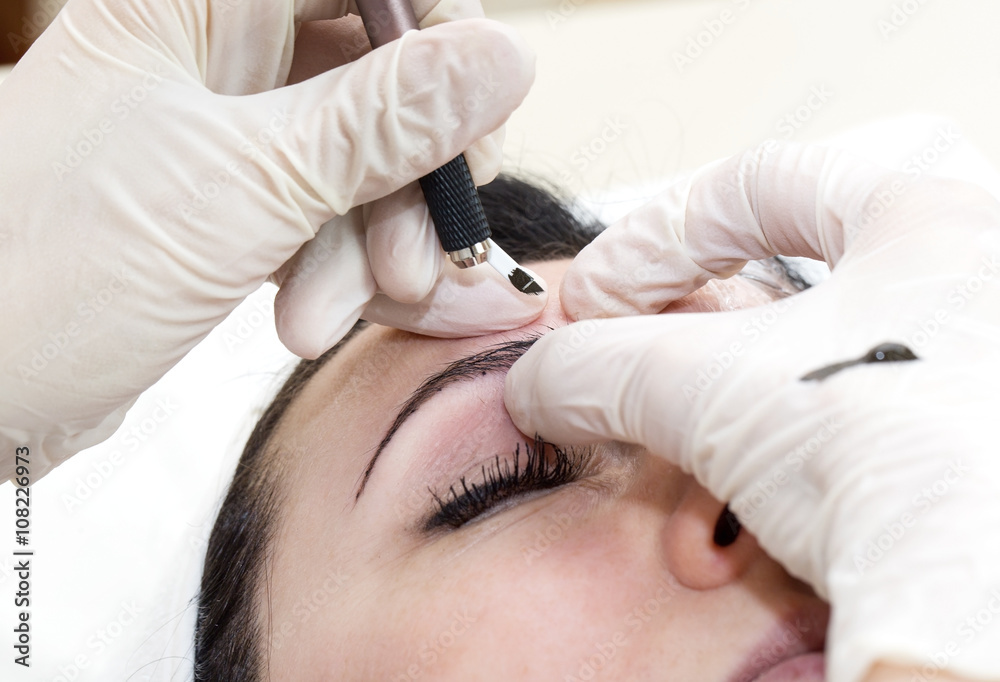Mikrobleyding eyebrows workflow in a beauty salon Mikrobleyding eyebrows workflow in a beauty salon