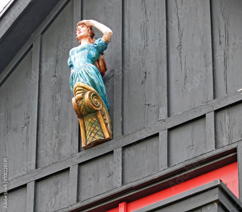 Foto Ship's figurehead of a woman looking out to sea.