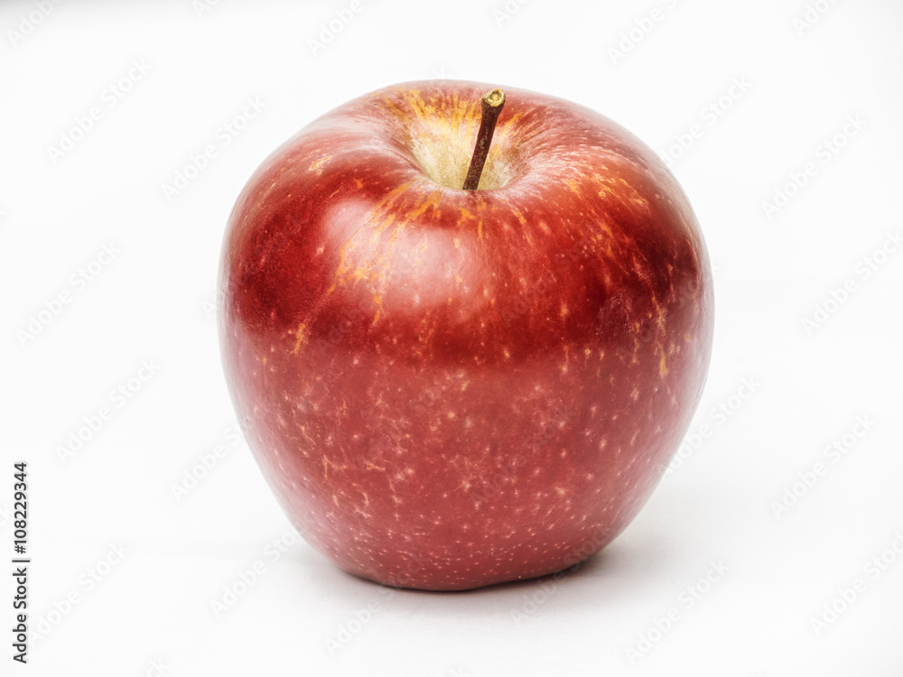 Manzana roja aislada en fondo blanco