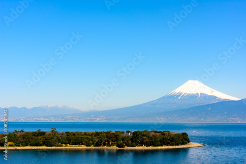 Fototapeta Naklejka Na Ścianę i Meble -  駿河湾の向こうに見える富士山