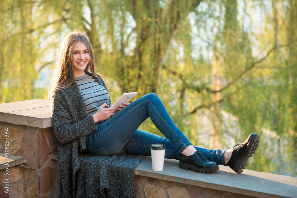Obraz premium beautiful girl with a laptop and coffee
