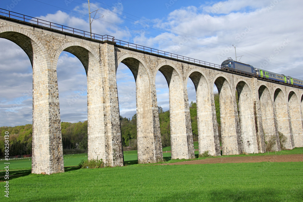 Obraz premium stein eisenbahnbrücke schweiz gümmenen