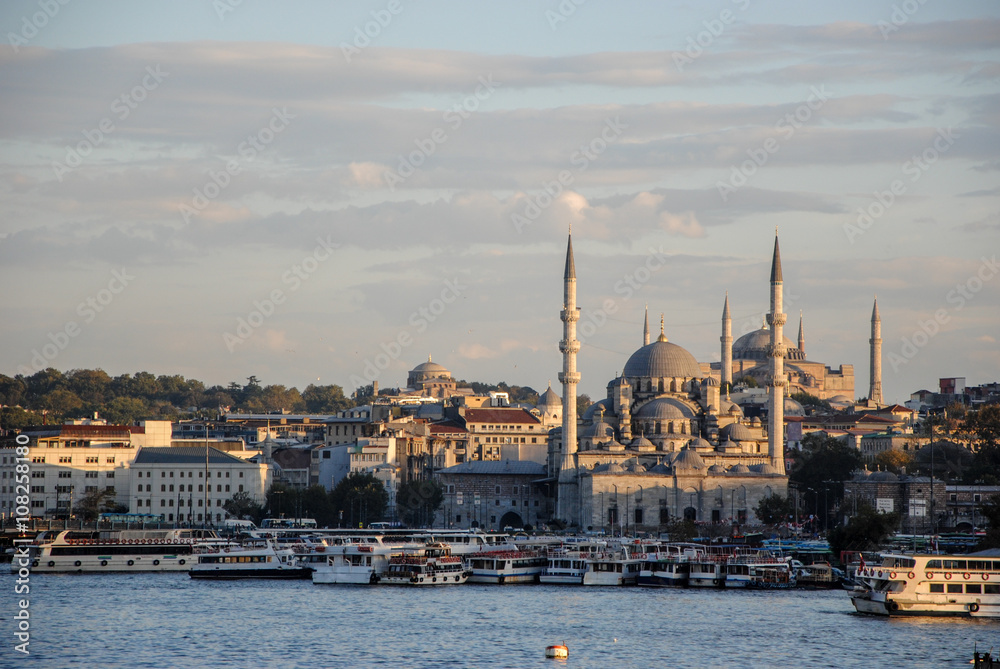 Fototapeta premium Yeni Cami (New Mosque) on the embankment of Golden Horn bay in Istanbul, Turkey