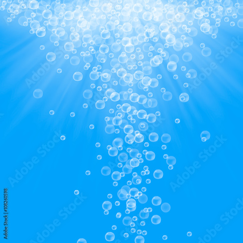 unterwasser, abstrakte wasserblasen isoliert auf blau im sonnenlicht, konzept illustration für kosmetik, hygiene, pharmazie