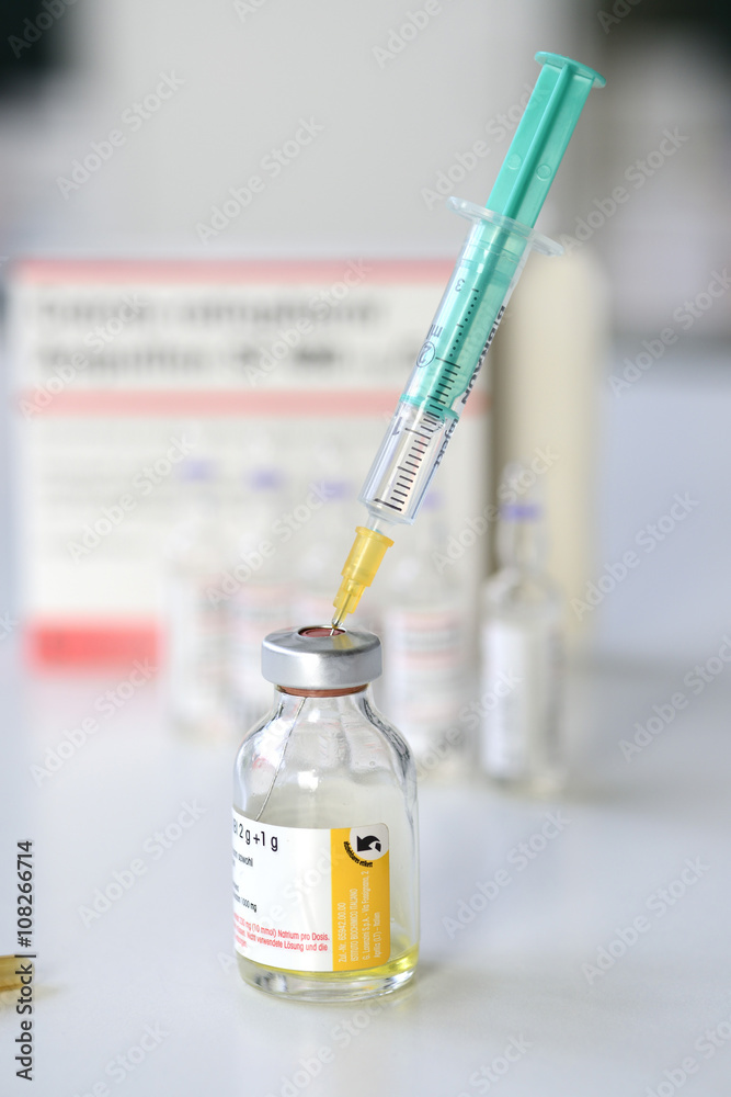 Spritzen zur Injektion mit Ampullen und Antibiotikum Spritzen zur Injektion mit Ampullen und Antibiotikum