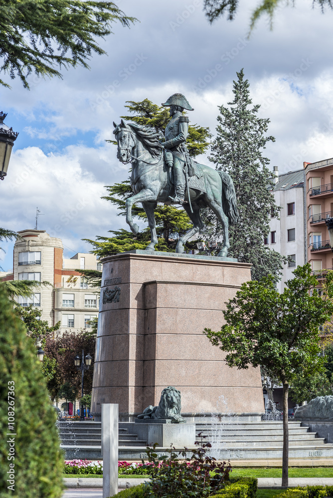 Fototapeta premium Statue of General Espartero in Logroño, Spain.