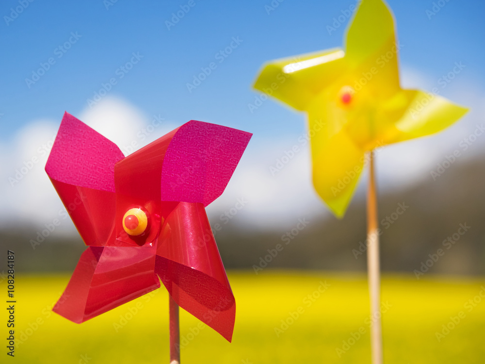 Fröhlicher Sommertag Windrädchen im Sommerwind StockFoto Adobe Stock