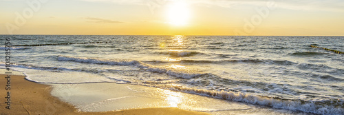 Urlaub am Meer - Sandstrand und Sonnenaufgang an der Ostseeküste - Banner / Panoroma 