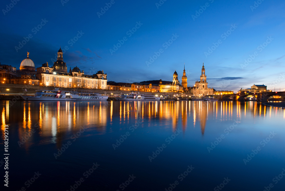 Dresden Blick über die Elbe auf die Altstadt-Deutschland