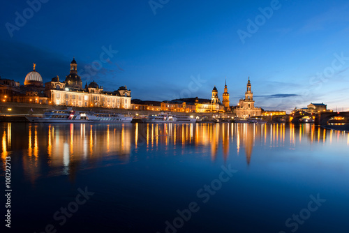Dresden Blick über die Elbe auf die Altstadt-Deutschland