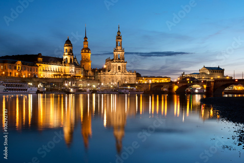 Dresden Blick über die Elbe auf die Altstadt-Deutschland © travelguide