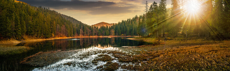 Leinwandbilder See Klarer Bergsee bei Sonnenuntergang  © Pellinni