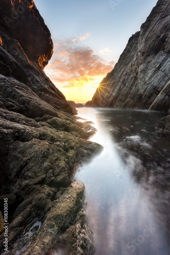 Between the cliff wating the sunset © Henrique Silva