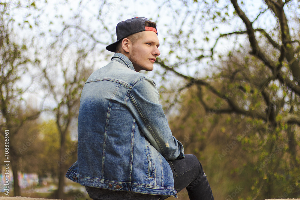 Fototapeta premium Junger Mann im Park