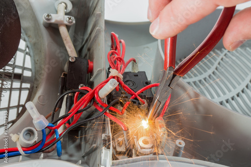 Konstfotografi Kurzschluss, Reparatur Elektrogerät