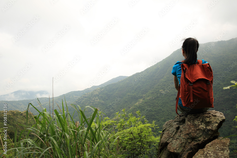 Naklejka premium young asian woman enjoy the view at mountain peak