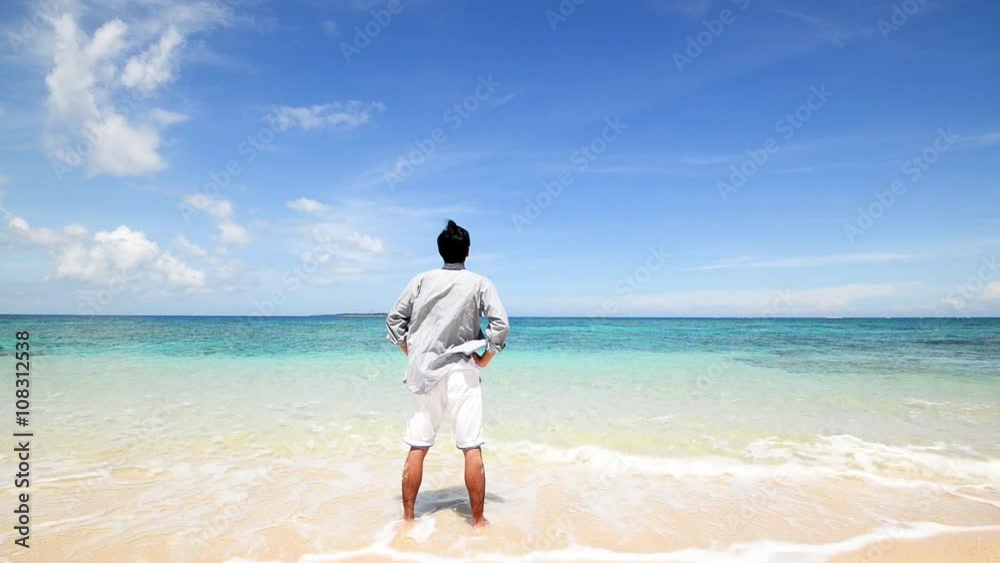 南国の美しいビーチと笑顔の男性