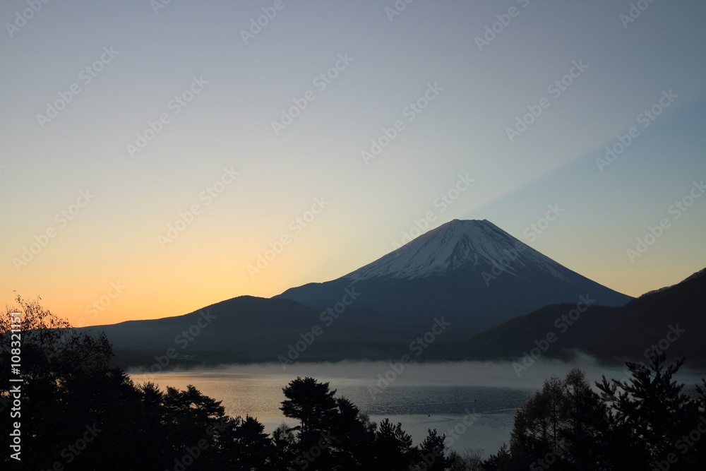本栖湖　夜明けの富士山