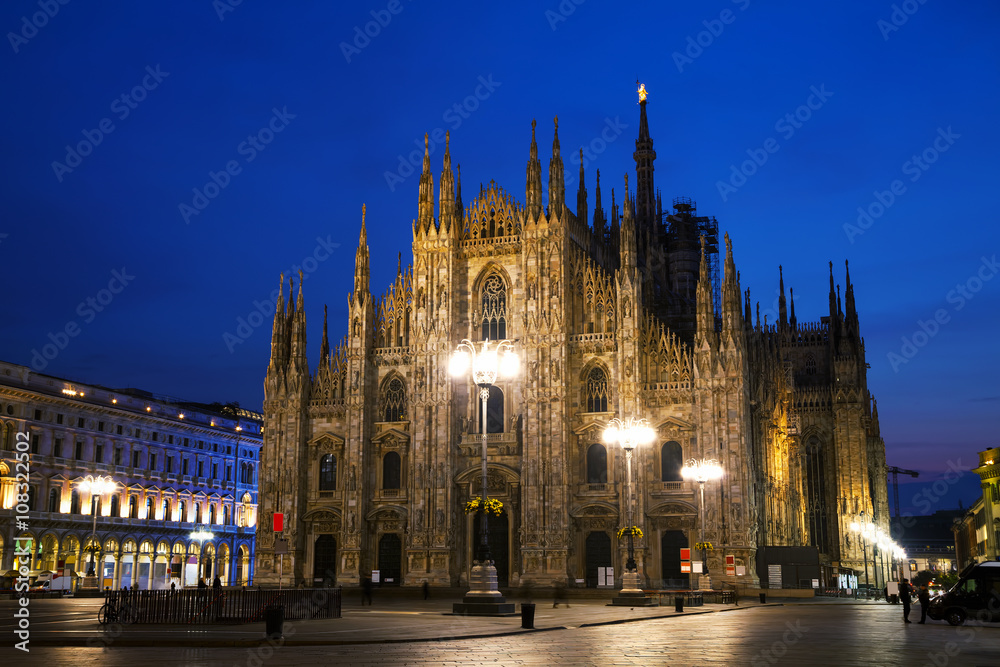 Fototapeta premium Duomo cathedral in Milan, Italy
