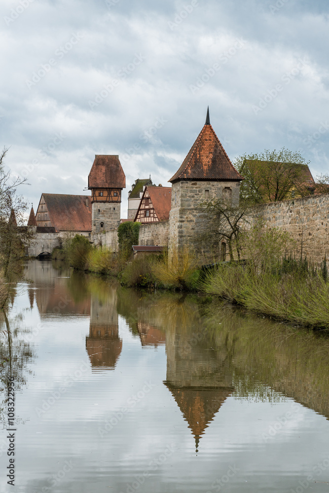 Stadtmauer von Dinkelsbühl mit Wasserspiegelung