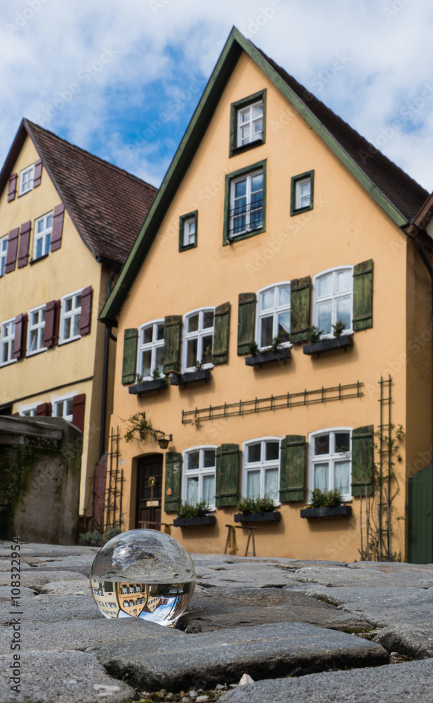 Fachwerkhaus in Dinkelsbühl in der Glaskugel gespiegelt