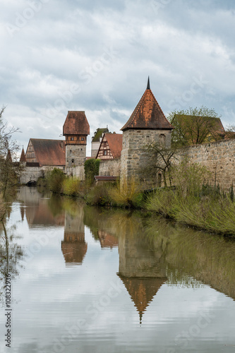 Obraz na płótnie Stadtmauer von Dinkelsbühl mit Wasserspiegelung w salonie
