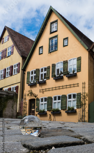 Fachwerkhaus in Dinkelsbühl in der Glaskugel gespiegelt
