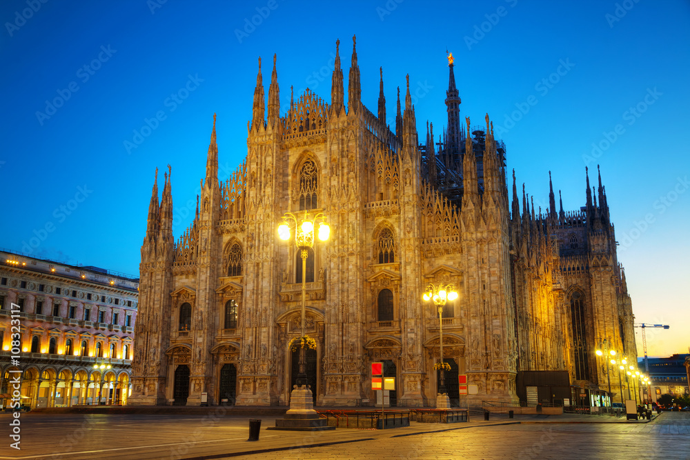 Fototapeta premium Duomo cathedral in Milan, Italy