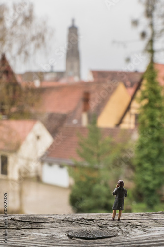 Obraz na płótnie Miniaturfotografin knipst den Daniel in Nördlingen von der Stadtmauer aus w salonie