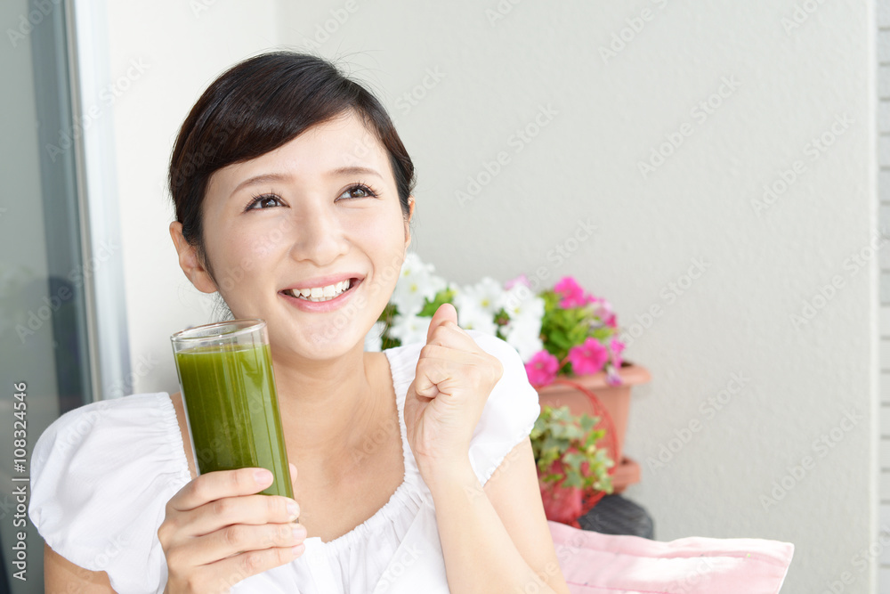 野菜ジュースを飲む女性 野菜ジュースを飲む女性