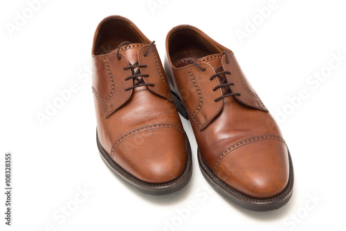 Мужские классические ботинки, модель оксфорды, из кожи коричневого цвета на белом фоне © saturn29