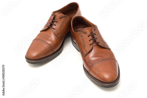 Мужские классические ботинки, модель оксфорды, из кожи коричневого цвета на белом фоне