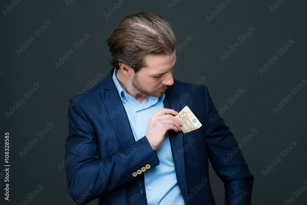 geschäftsmann steckt 50 euro in die anzugtasche