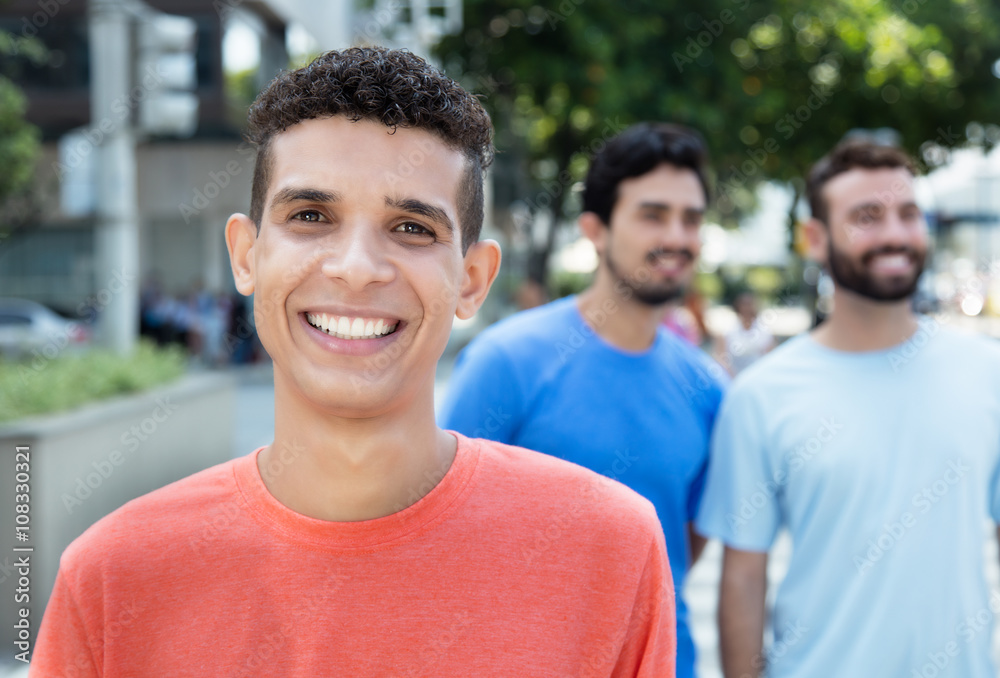 Sympathischer Latino mit zwei Freunden in der Stadt Sympathischer Latino mit zwei Freunden in der Stadt