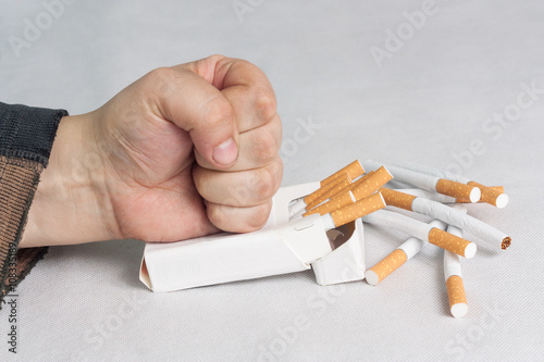 Foto Man destroying a pack of cigarettes