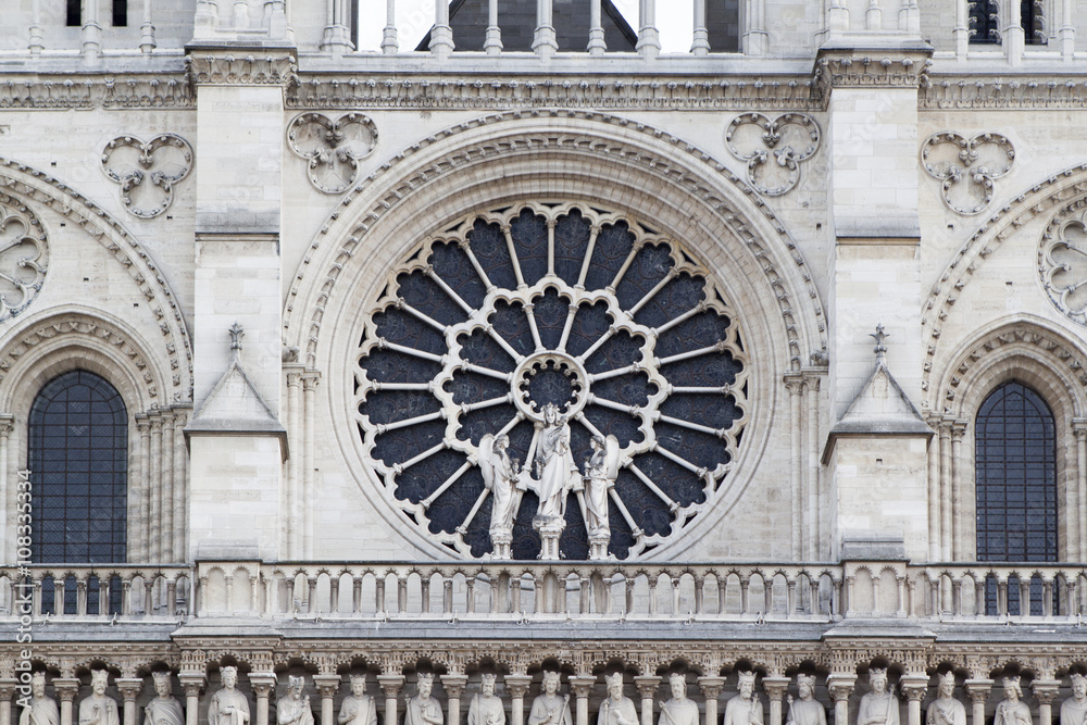 Particolare della facciata della Cattedrale di Notre-Dame a Parigi con il rosone principale.