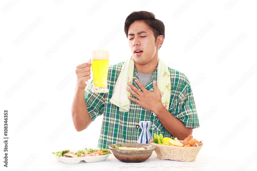 疲れた表情の男性