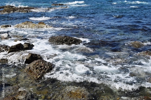 庄内浜の荒波／山形県庄内浜で、荒波風景を撮影した写真です。庄内浜は非常にきれいな白砂が広がる海岸と、奇岩怪石の磯が続く素晴らしい景観のリゾート地です。強風の日の海岸で、日本海の荒波を撮影した写真です。