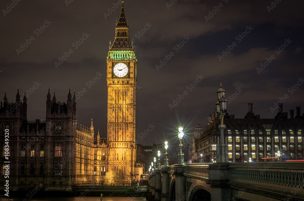 Fototapeta premium View of Big Ben in London during a overcast night