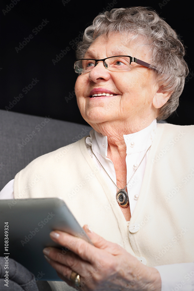 Babcia i komputer.Starsza kobieta serfuje po internecie. - obrazy, fototapety, plakaty 