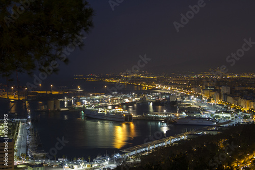 vista del puerto de Malaga al anochecer