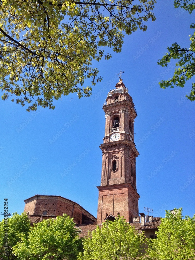 primavera a Saluzzo con vista del campanile