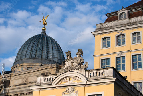 Blick über die Fassade des Coselpalais zum Glasdach der Kunstakademie, Dresden, Deutschland