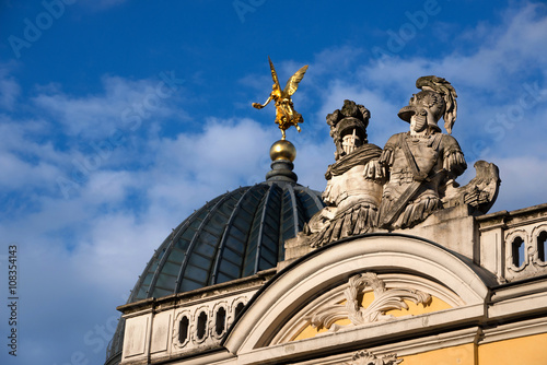 Blick über die Fassade des Coselpalais zum Glasdach der Kunstakademie, Dresden, Deutschland