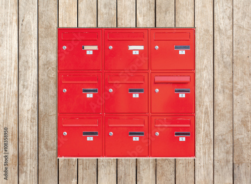 boîtes aux lettres rouges incrustées dans panneau bois photo