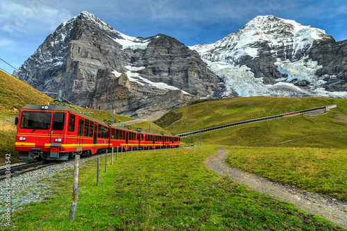Elektryczny pociąg turystyczny i Eiger North face, Oberland Berneński, Szwajcaria